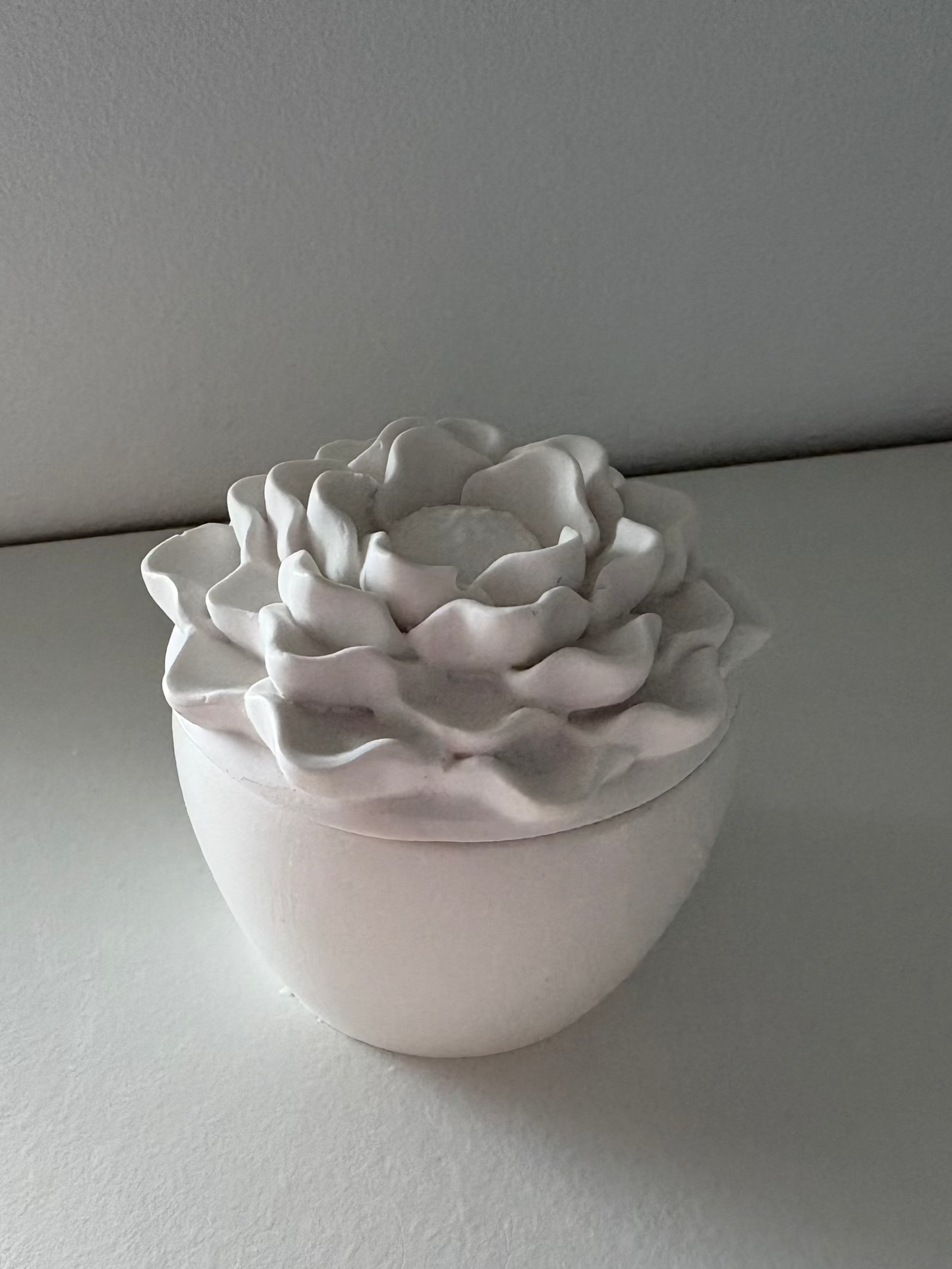 Magnolia - lumanare in recipient ceramic