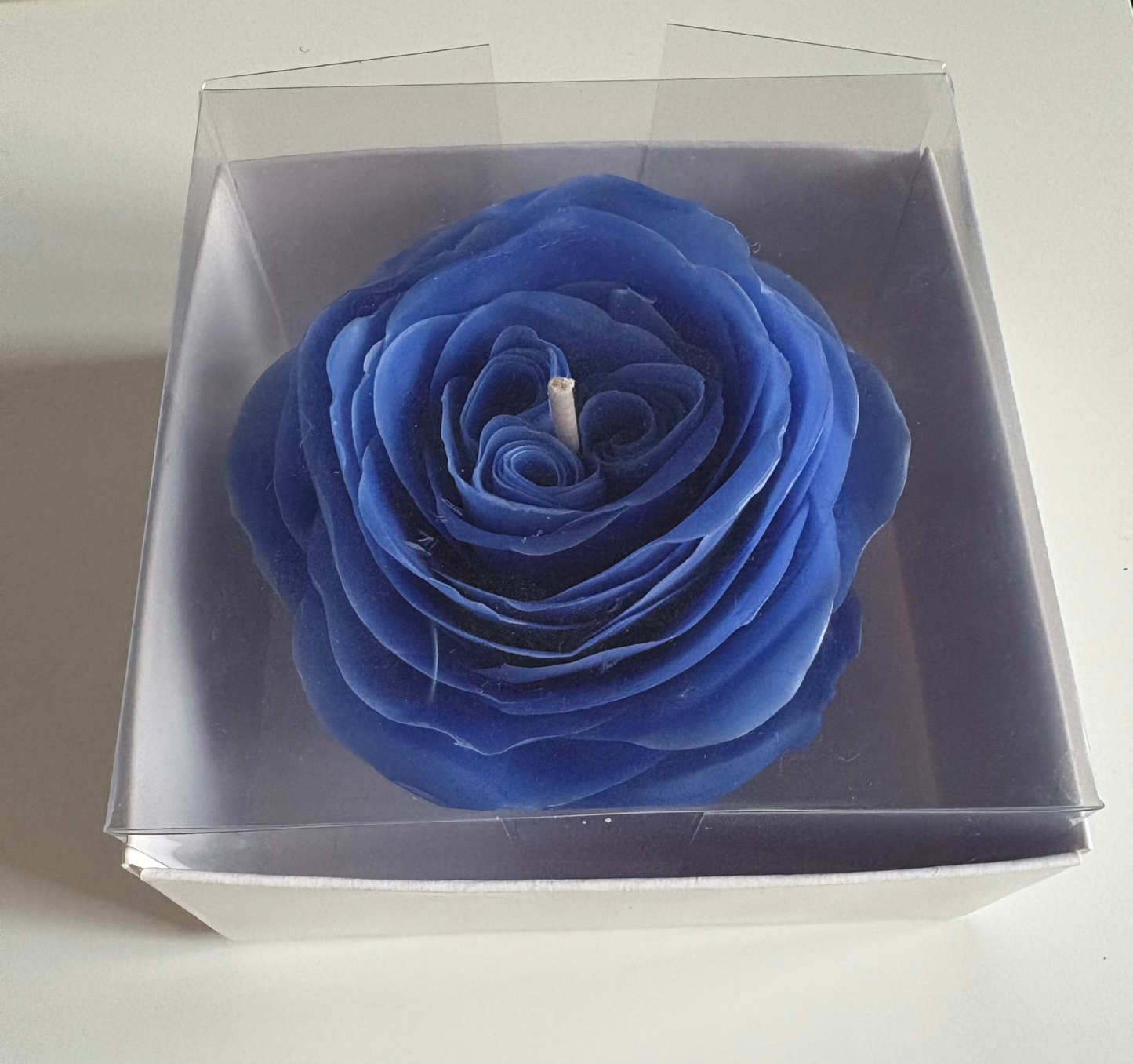 Lumânare handmade tip floare Ranunculus — ceară naturală de albine, creată petal cu petală | Celest