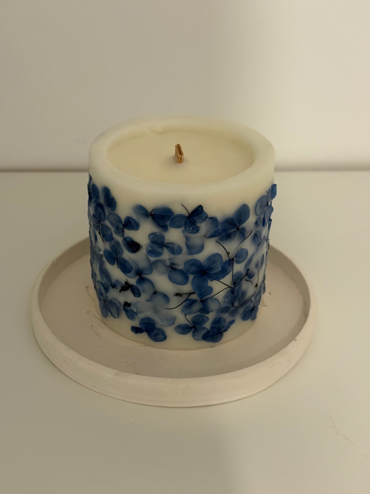 Lumânare handmade botanică cu hortensii naturale — ceară de soia, creată manual | Celest