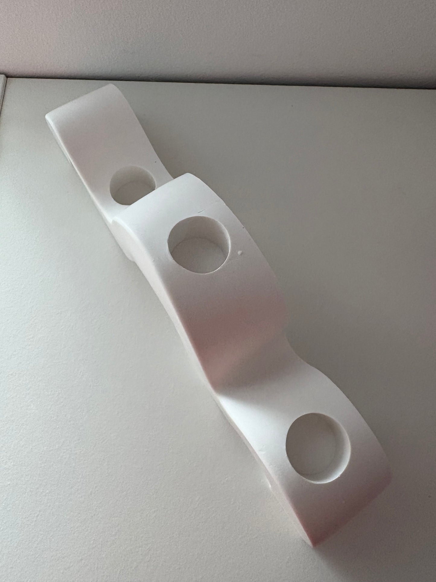 Suport ondulat tip sfesnic pentru lumanari inalte