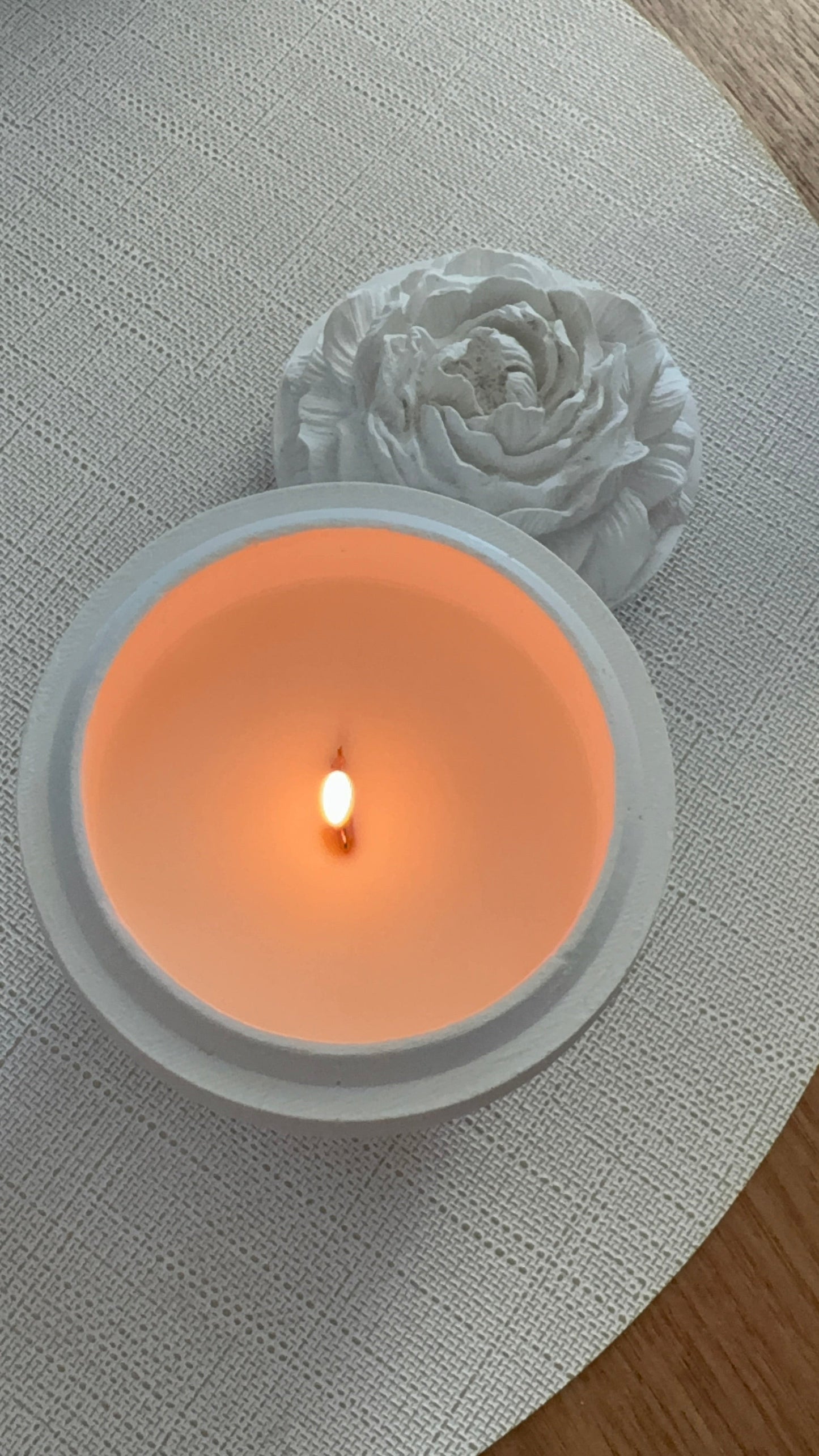 Bujor - lumanare in recipient ceramic inalt