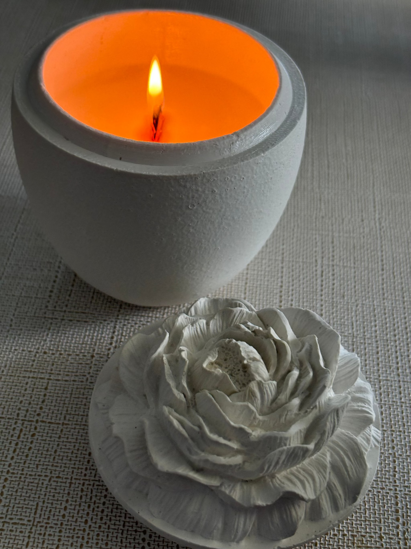 Bujor - lumanare in recipient ceramic inalt