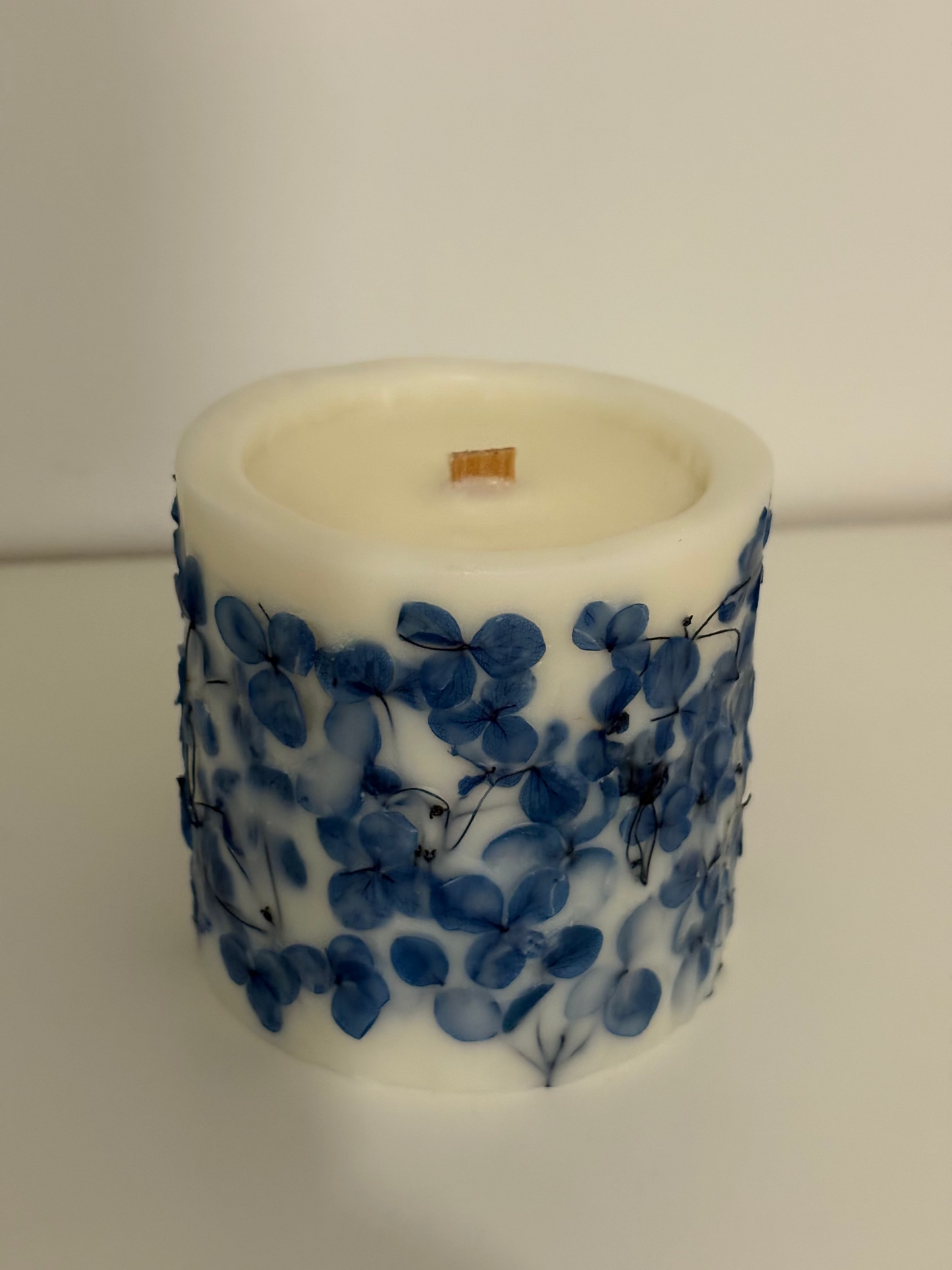 Lumânare handmade botanică cu hortensii naturale — ceară de soia, creată manual | Celest