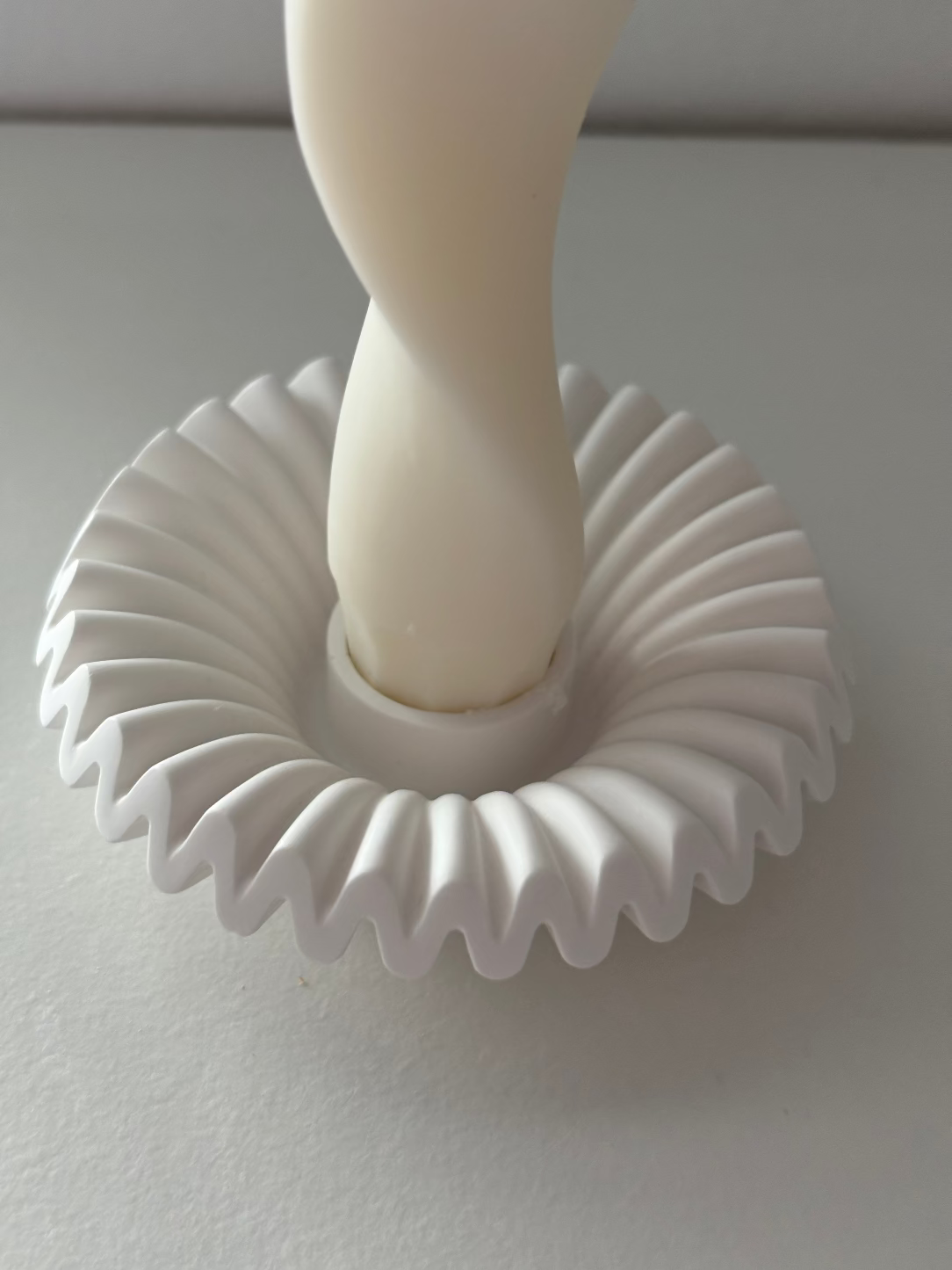 Suport ondulat tip sfenic pentru lumanari inalte