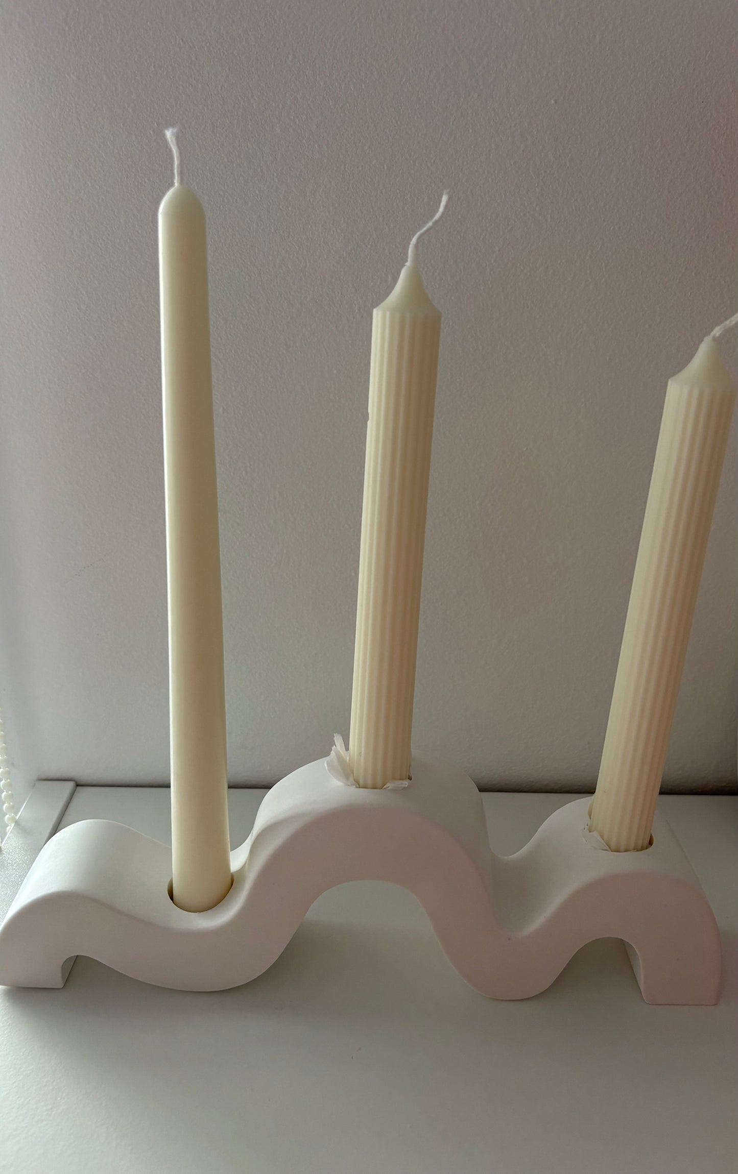 Suport ondulat tip sfesnic pentru lumanari inalte