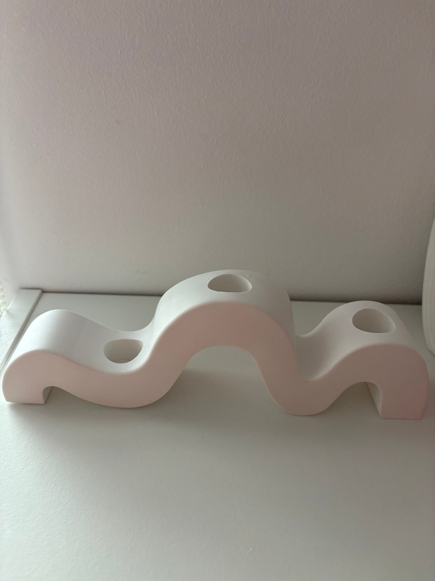 Suport ondulat tip sfesnic pentru lumanari inalte