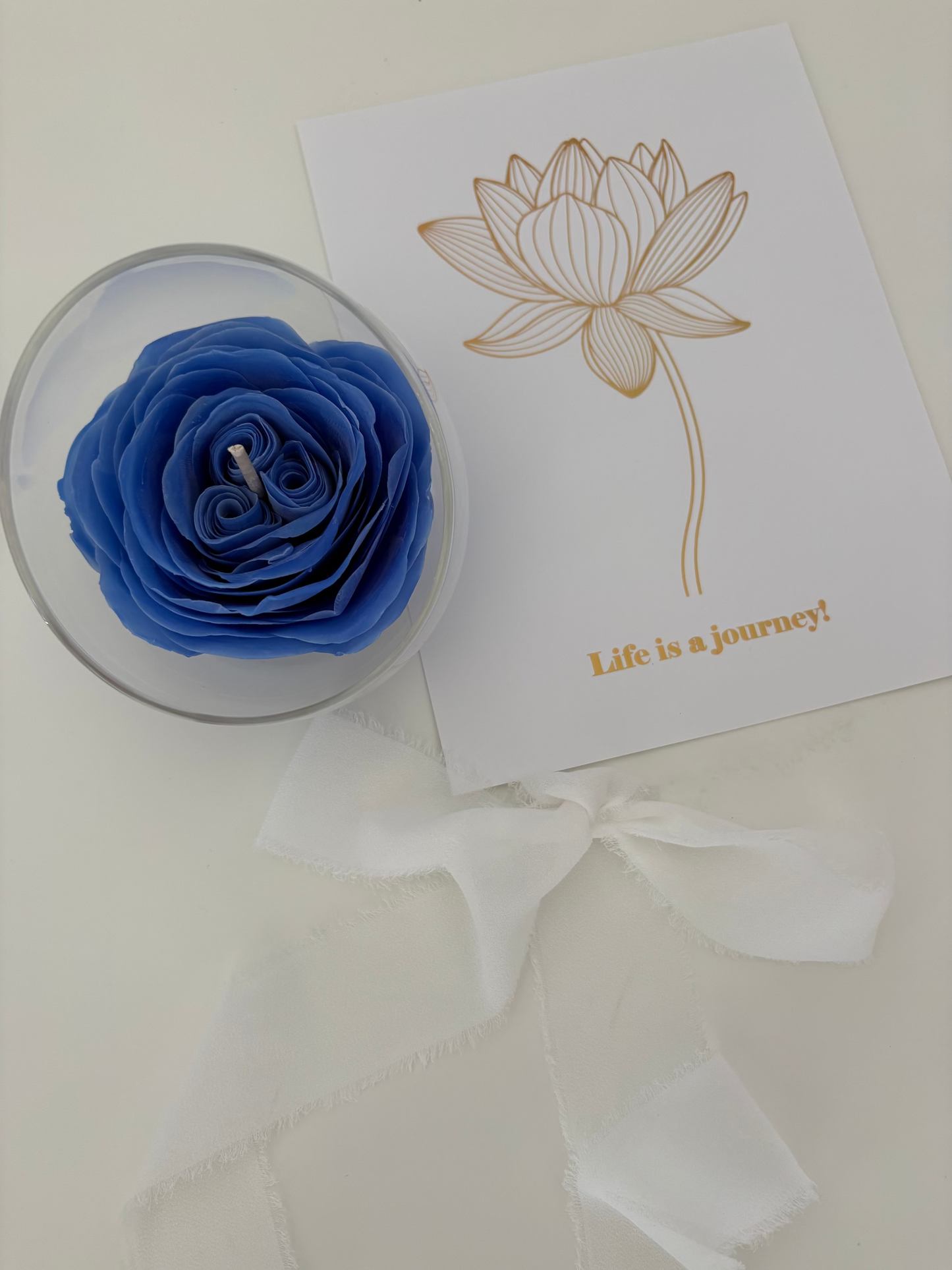 Lumânare handmade tip floare Ranunculus — ceară naturală de albine, creată petal cu petală | Celest