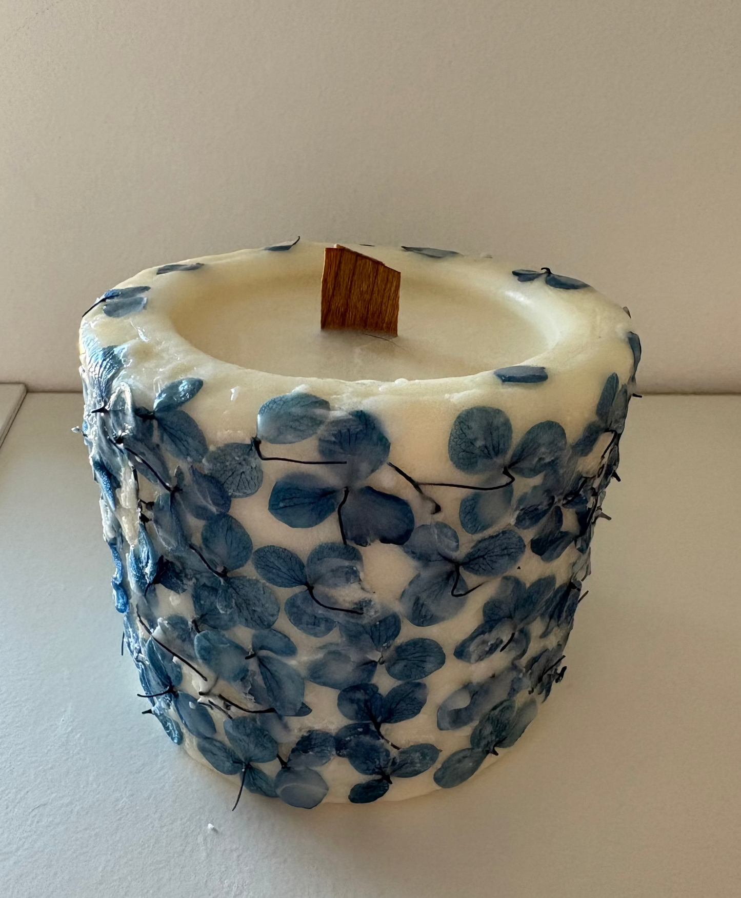 Lumânare handmade botanică cu hortensii naturale — ceară de soia, creată manual | Celest